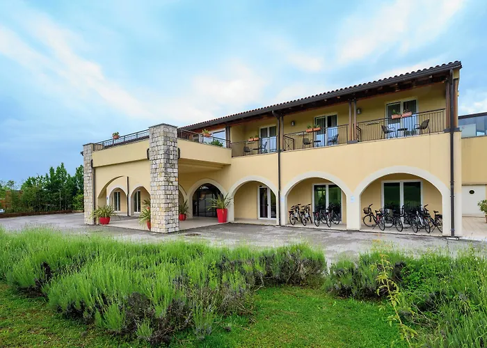 Leonardo Di Garda - Wellness And מלון לאזיסה