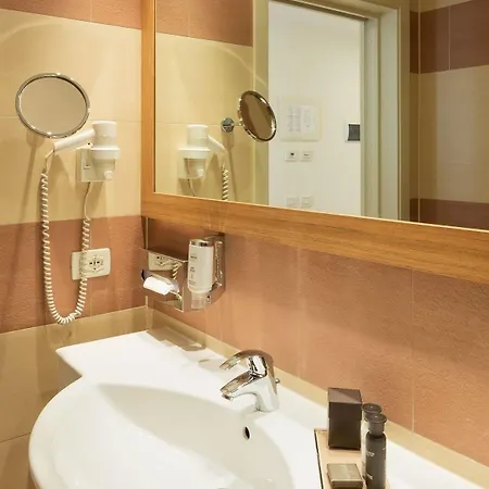 מלון Leonardo Di Garda - Wellness And 4*